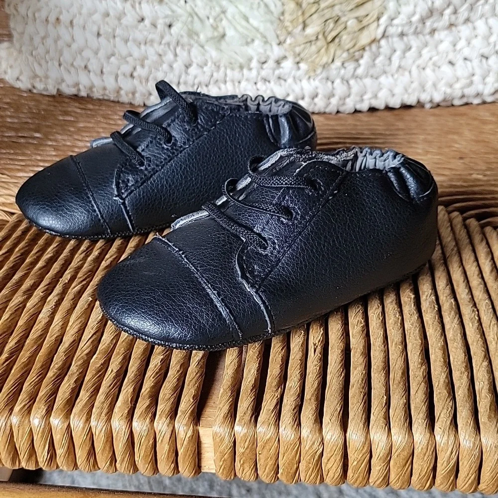 Robeez Basic Brian black flat shoe, size 5